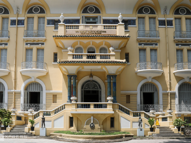 Tọa lạc ở trung tâm quận 1, gần chợ Bến Thành, Bảo tàng Mỹ Thuật là điểm đến hấp dẫn với lớp áo cổ kính, thu hút du khách và đặc biệt là giới trẻ.