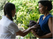 Bà bầu - Ngay sau sinh, con dâu đã gửi cháu cho mẹ chồng, nói 1 câu lạnh người rồi bỏ đi