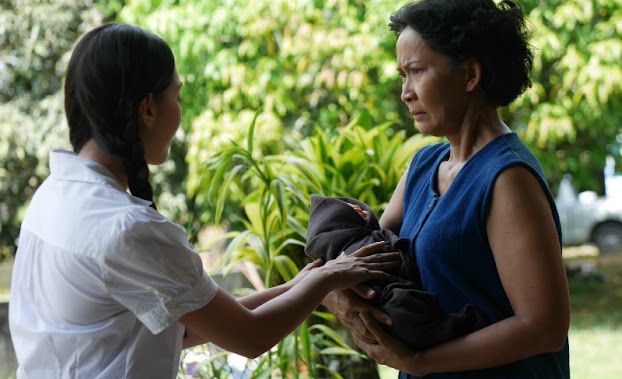 Vừa về nhà, con dâu bất ngờ bế cháu nội đến dúi vào tay mẹ chồng. (Ảnh minh họa)