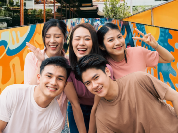 Thấy gì đằng sau thú đi triển lãm cuối tuần của giới trẻ 2 miền?