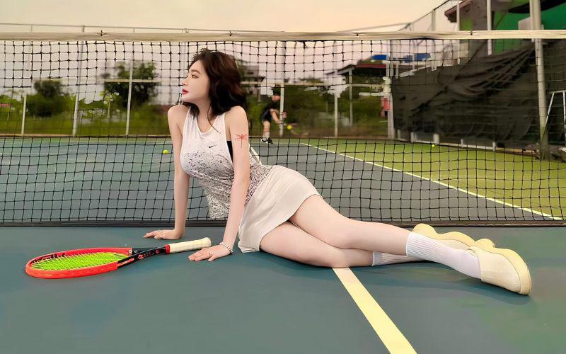 Ra sân đánh tennis là phụ, Elly Trần khoe dáng là chính với set đồ thể thao mong manh mà không phải ai cũng tự tin kết thân.
