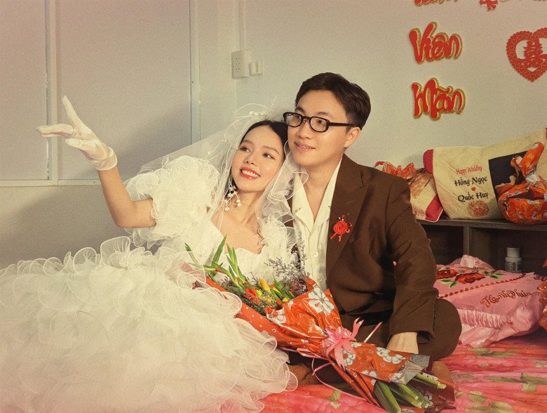 Huỳnh Hồng Ngọc và ông xã của mình trước đó đã từng gây sốt khắp cõi mạng với bộ hình chụp cưới đậm chất ông bà anh.