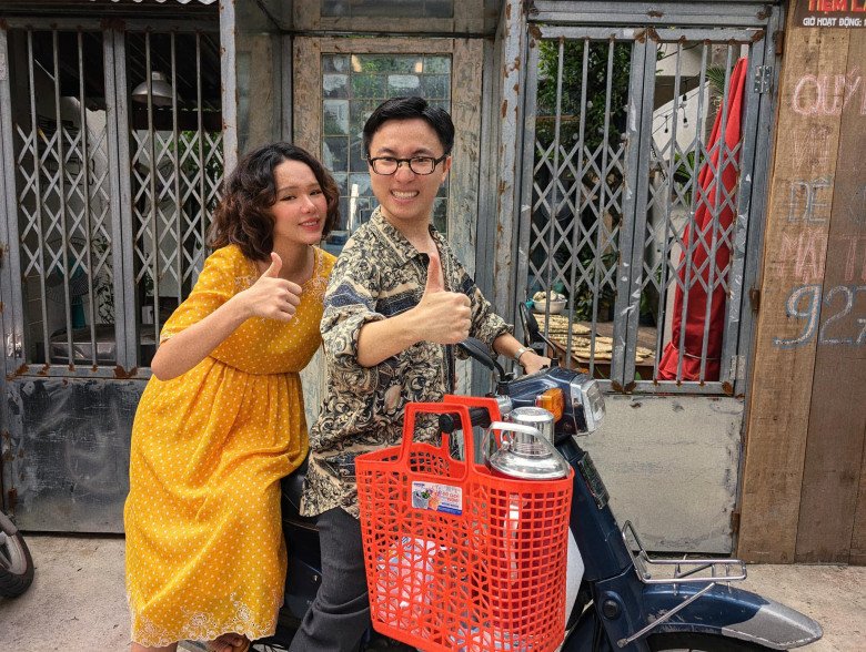 Cặp đôi cũng có bộ hình kỉ niệm đi đẻ hài hước và vô cùng đáng yêu với chiếc làn, phích nước đậm chất hoài niệm.