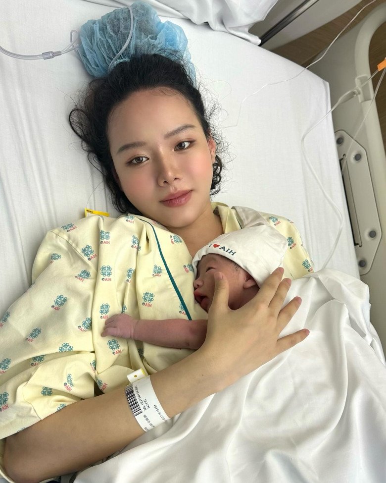 Nhờ cố gắng gồng gánh cơn gò để make-up trước đó mà Hồng Ngọc đã có về tay những tấm hình chụp sau sinh xinh đẹp chẳng kém ngôi sao hạng A nào.