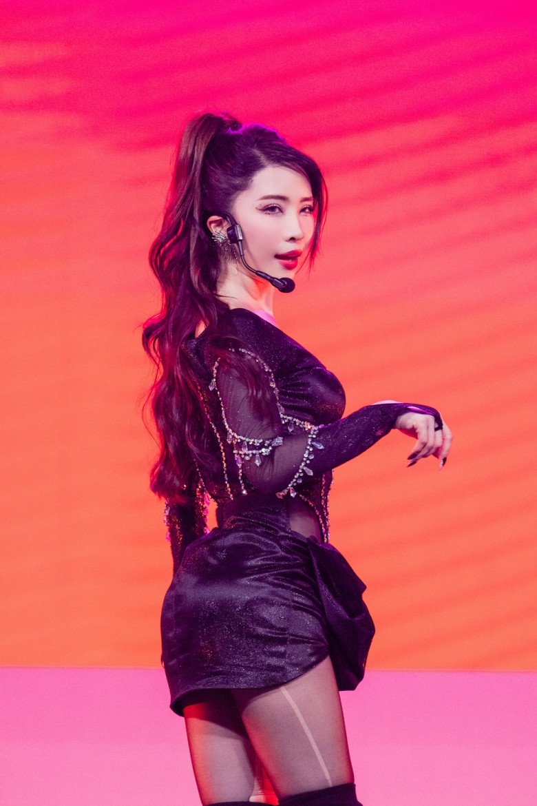 Quỳnh Nga và Giang Hồng Ngọc gây bất ngờ với khả năng vũ đạo như một nhóm nhạc. Trang Pháp “như cá gặp nước” và thể hiện trọn vẹn hình ảnh một cô gái quyến rũ, gợi cảm trong từng bước nhảy.