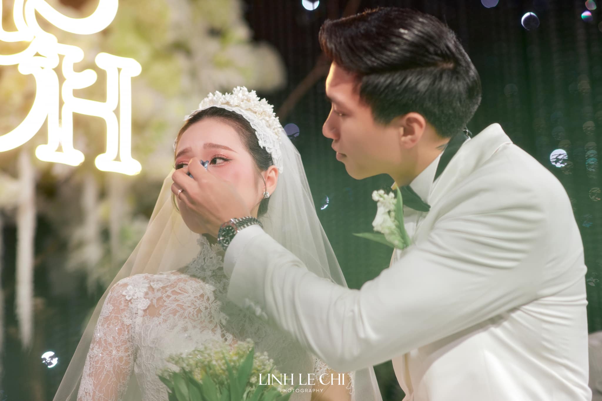 Doãn Hải My xúc động, được ông xã lau nước mắt.