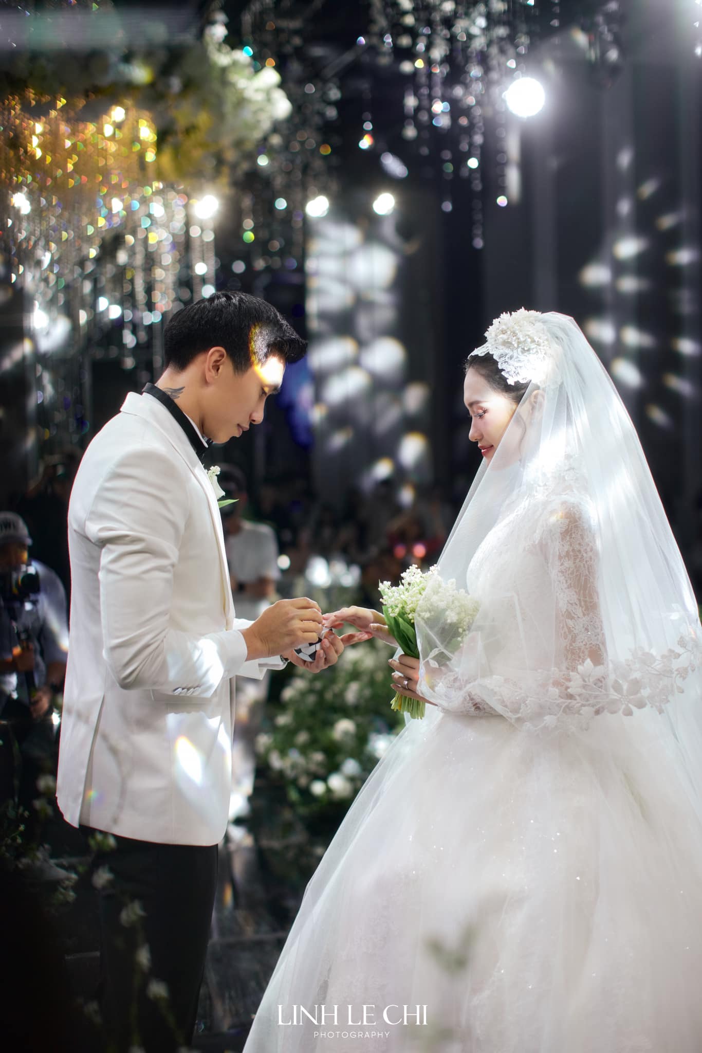 Vợ chồng Đoàn Văn Hậu - Doãn Hải My trao nhẫn cưới cho nhau.