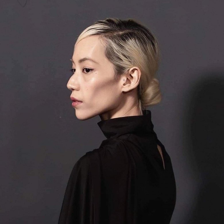 Thêm vào đó, cô còn mặc thiết kế màu đen và trang điểm, tạo khối quá sắc nét. 