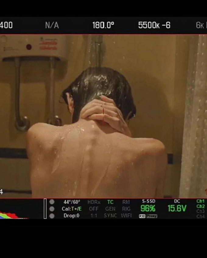 Hình ảnh cô bấm máy quay show 1 phần lưng cho thấy body của chân dài chỉ còn da bọc xương.