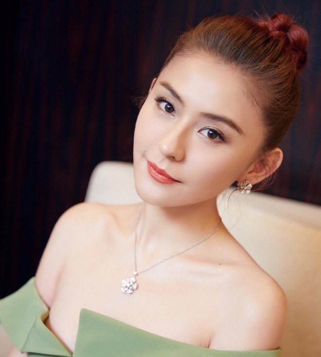 Nhiệt Y Trát 15 tuổi đã là người mẫu ảnh. 