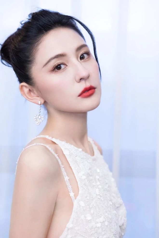Nhiệt Y Trát bất ngờ tuyên bố làm mẹ đơn thân.