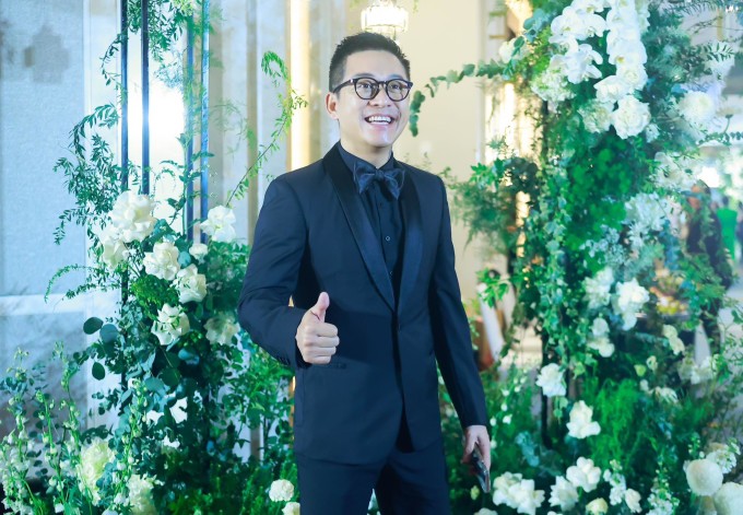 Ca sĩ Tuấn Hưng diện vest đen đi ăn cưới.
