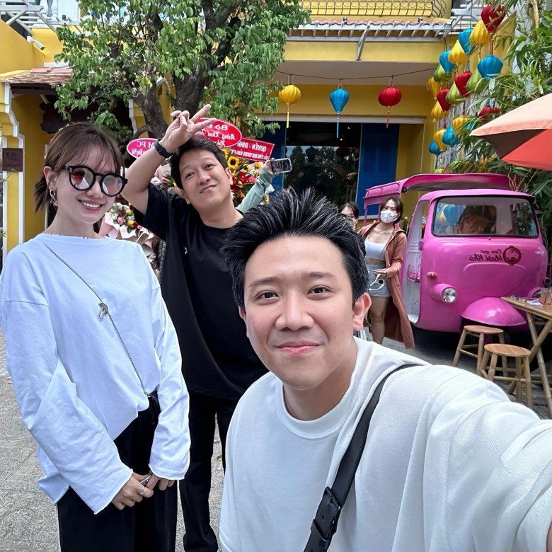 Tháng 8/2023 vừa qua, Trấn Thành cùng bà xã đến chúc mừng nhà hàng mới của Trường Giang.