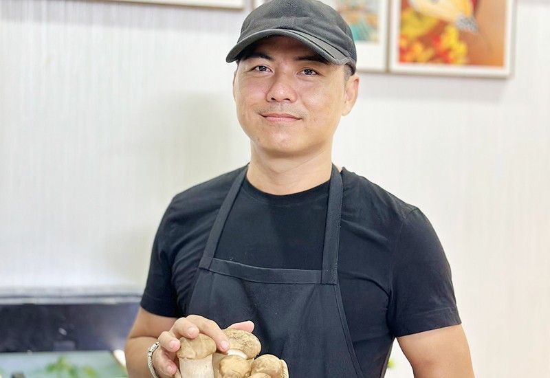 Bận bịu công việc kinh doanh nhưng đam mê nấu ăn, anh Đặng Văn Việt (37 tuổi, Hà Nội) vẫn rất chăm chỉ vào bếp nấu ăn cho cả nhà.
