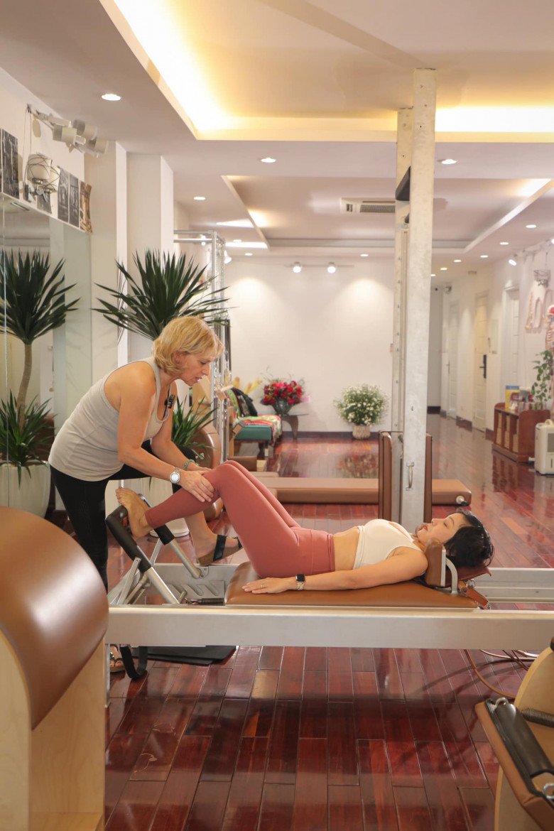 Phần tay và phần chân đùi của U50 rất gọn gàng, vòng eo cũng thon thả hơn trước.