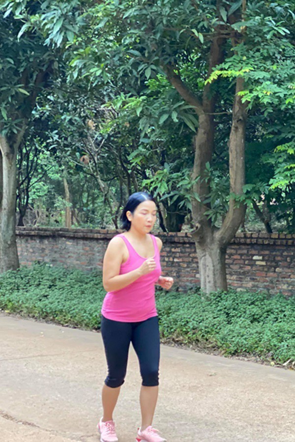 Được biết, sáng nào cô cũng uống nước chanh, thiền định, sau đó khởi động để làm ấm cơ thể và bắt đầu chạy bộ.