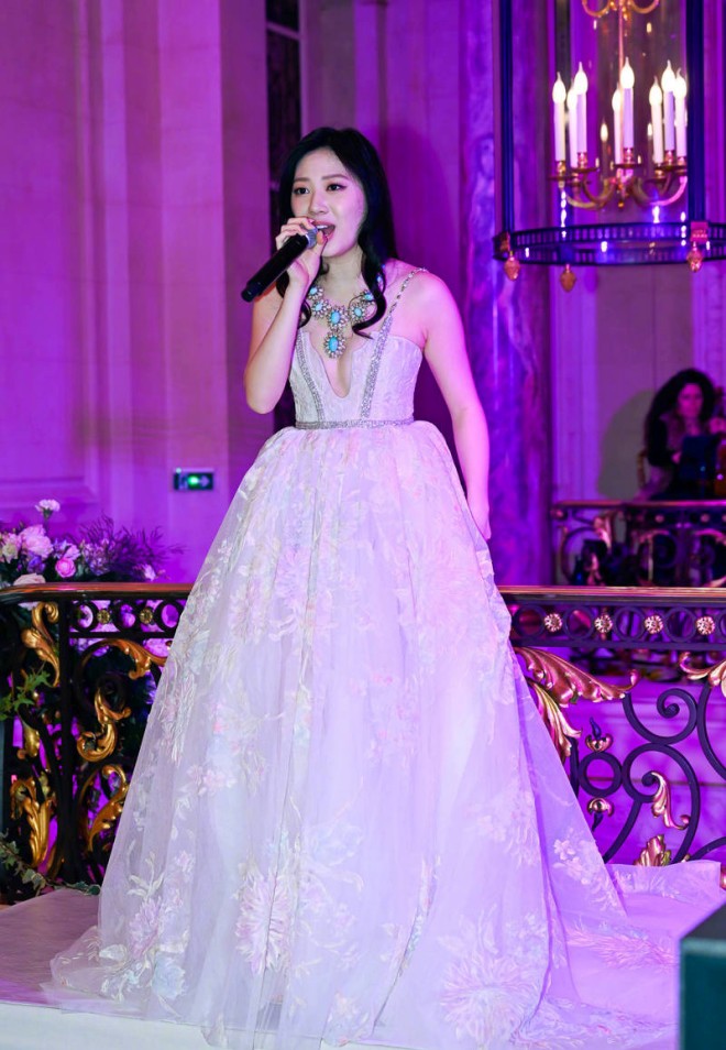 Khác với bố, Jasmine có năng khiếu về âm nhạc.