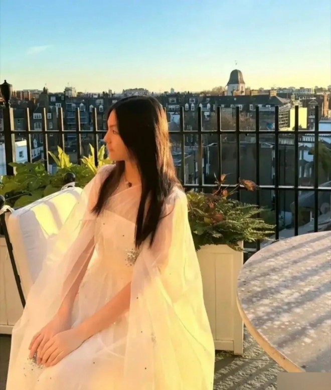 Vương Thi Linh giờ ngày càng ra dáng thiếu nữ.