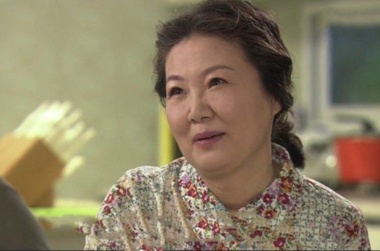 Mẹ khuyên anh trai đi đón chị dâu về, có gì hai vợ chồng từ từ giải quyết nhưng anh không chịu. (Ảnh minh họa)