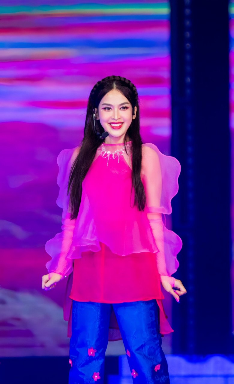 Visual xinh đẹp phát sáng của Tú Vi trên sân khấu.