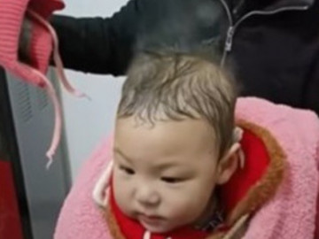 Gửi con về nhà nội, mẹ bỉm tá hỏa khi thấy hiện tượng đầu con bốc khói