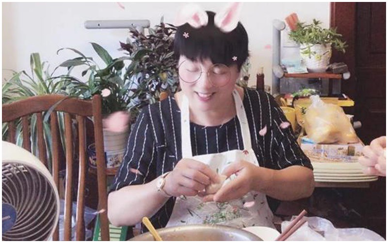 Cô Tiêu Phổ Đào, đến từ Trung Quốc đã gây chú ý khi khoe những bữa cơm ở cữ do mẹ chồng cô nấu. Mẹ chồng cô 53 tuổi, chưa nghỉ hưu nhưng vẫn xin nghỉ phép để chăm sóc con dâu và cháu nội.
