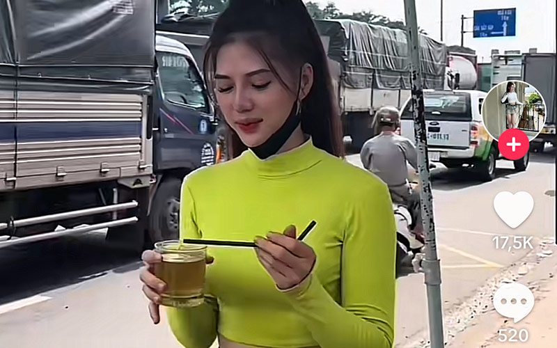 Thời gian gần đây, khắp các trang mạng xã hội nổi lên một hot girl mới với tên gọi Vy Cà Phê, cô chủ quán bán cà phê ven đường làm bao người chú ý. 
