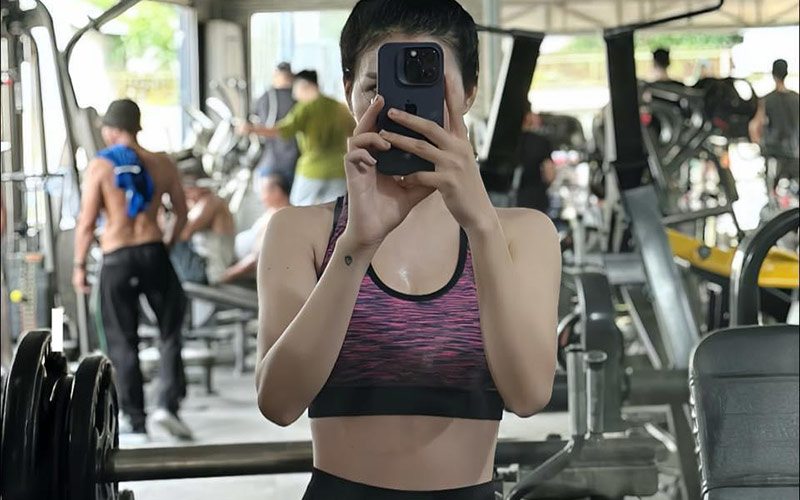 Chỉ cao hơn 1m6 nhưng nhờ tập luyện chăm chỉ nhất là gym mỗi ngày nên cô nàng 9X có một cơ bụng săn chắc mà nhiều chị em ghen tị.
