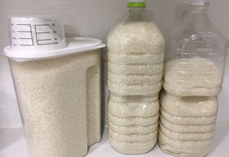Bạn cũng có thể cho gạo vào các chai nhựa, rồi đóng kín. Cách làm này có thể chống côn trùng rất tốt, sử dụng tiện lợi hơn là dùng túi. Nếu bạn có tủ đông ở nhà, bạn có thể cho các chai này vào để bảo quản được lâu hơn.
