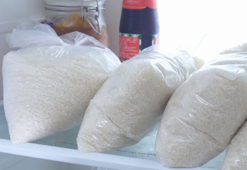 Gạo sẽ không bị biến chất sau 1 hoặc 2 năm để trong tủ lạnh.
