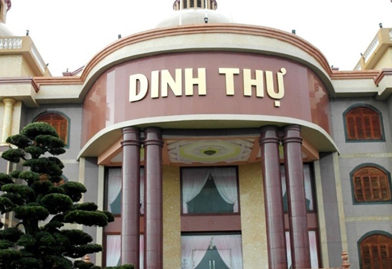 Biệt thự của đại gia Trầm Bê ở xã Hàm Giang, huyện Trà Cú, tỉnh Trà Vinh. Biệt thự này được cho là lớn nhất Nam Bộ, được coi như một tòa lâu đài lộng lẫy với 5 tháp trên mái.
