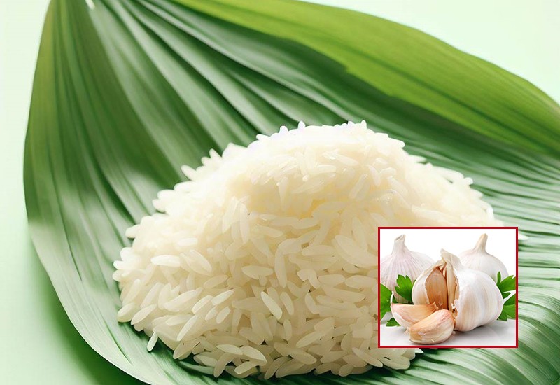 Cho một vài củ tỏi chưa bóc vỏ vào những vị trí khác nhau trong thùng gạo. Tỏi có chức năng khử trùng và khử trùng rất hiệu quả. Khi mùi của tỏi lan rộng, mọt gạo không có khả năng sống sót trong thùng đựng. 
