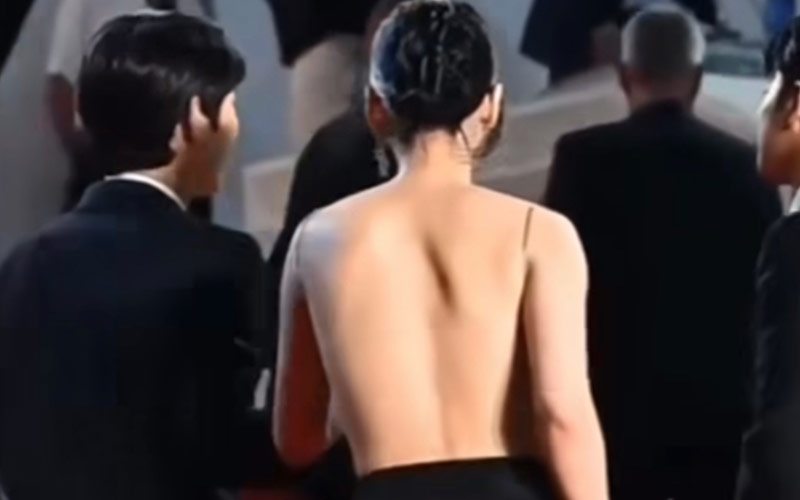 Vừa mới chạm ngõ điện ảnh, nhưng Kim Hyung Seo đã có cơ hội xuất hiện trên thảm đỏ LHP Cannes. Mỹ nhân trở thành tâm điểm với chiếc váy mặc mà nhìn như đang ở trần. 
