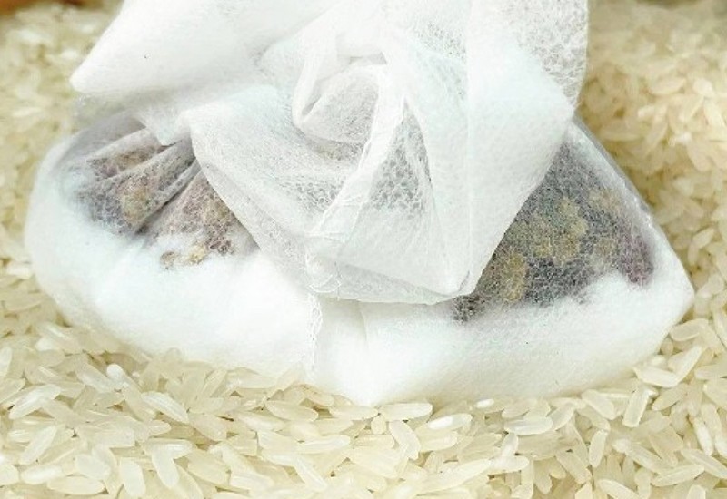 Những túi này được làm từ vải xô để tạo ra lỗ hổng nhỏ nhưng không làm lọt hạt tiêu ra ngoài. Đặt một túi ở đáy thùng, một túi ở giữa thùng gạo và một túi ở trên bề mặt gạo là được. 
