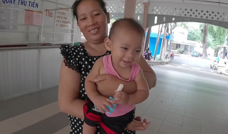 Chị Dung và con gái út - bé Bình An.