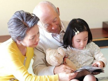 Vợ chồng mải kiếm tiền, giao cháu cho ông chăm, 3 năm sau phải ôm con đi khám khi thấy điều bất ổn