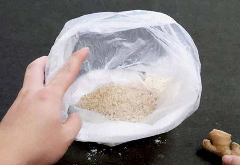 Cách bảo quản gừng này được thực hiện như sau, gừng rửa sạch, thấm khô nước trên bề mặt rồi cho vào túi gạo để gừng không bị héo hoặc mọc mầm.
