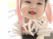 Làm mẹ - Thấy mẹ khóc vì áp lực, bé sơ sinh nở nụ cười xinh như thiên thần an ủi, ai cũng xúc động