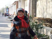 Tin tức - Người mẹ nhặt rác đến dự đám cưới của con trai, ông bà thông gia vừa thấy bất ngờ quỳ xuống