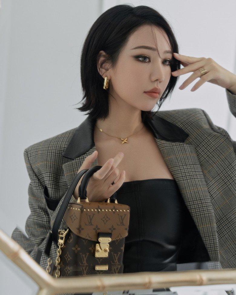 Người đẹp những năm tuổi teen là hiện tượng của giới trẻ khi nổi tiếng với đôi mắt kẻ eyeliner dày và đậm cực cá tính. Đã hàng chục năm trôi qua, mốt làm đẹp này vẫn gắn bó với mỹ nhân 8X.