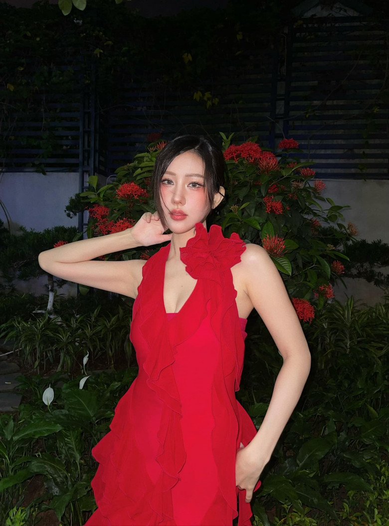 Với phong cách thời trang mặc cá tính, hơi hướng Y2K nên người đẹp chọn cách trang điểm theo các soái tỉ xứ Trung với đôi mắt được tạo bọng mắt giả, phần má hồng đánh theo hiệu ứng cánh bướm.