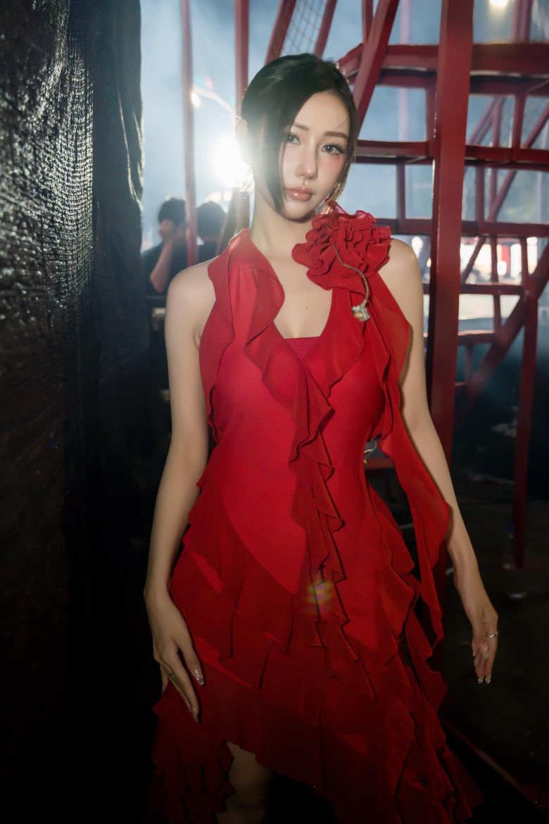 Vẫn là layout kể trên nhưng nhìn và chụp ở góc độ khác, trông gương mặt người đẹp đã khác thấy rõ. Chưa cần phải thẩm mỹ quá đà như nhiều người vẫn nghĩ mà chỉ trang điểm và chụp ở góc ngược sáng thôi cũng đã khác.