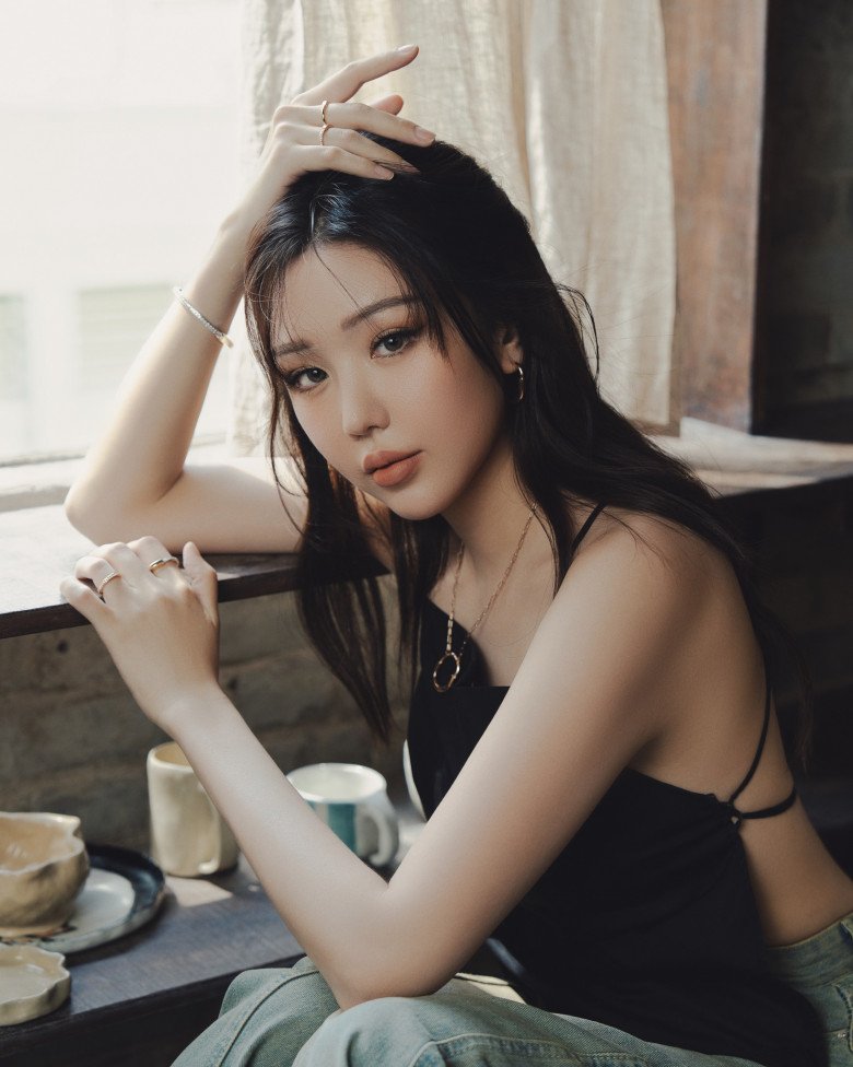 Min có một đôi môi rất dày, căng mọng nên trang điểm tone lì vẫn rất xinh.