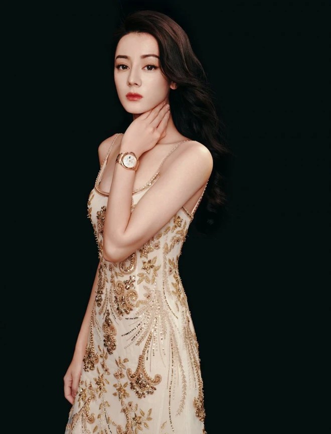 Địch Lệ Nhiệt Ba khoe thần thái đỉnh cao.