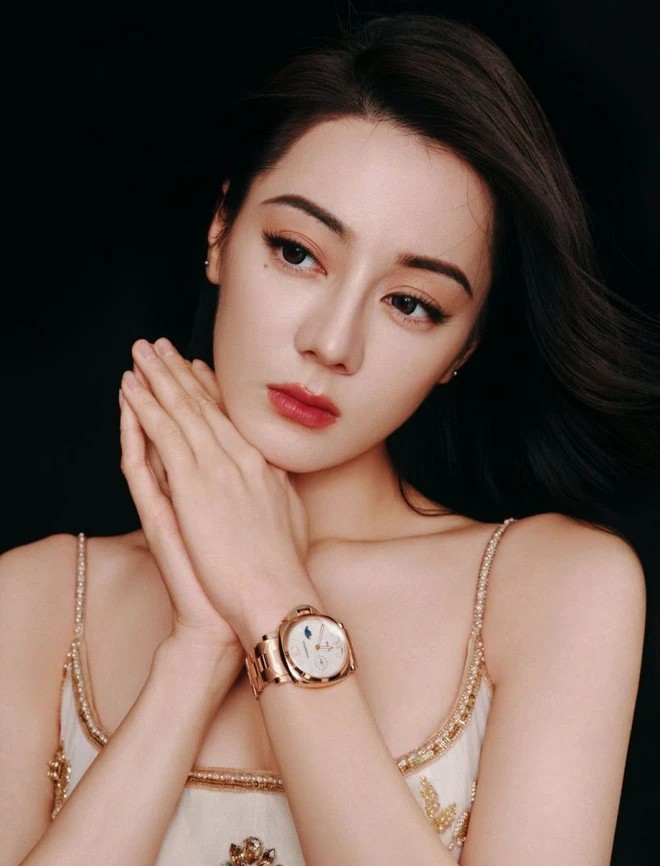 Nhan sắc của Địch Lệ Nhiệt Ba bị đem ra so sánh với Cổ Lực Na Trát.