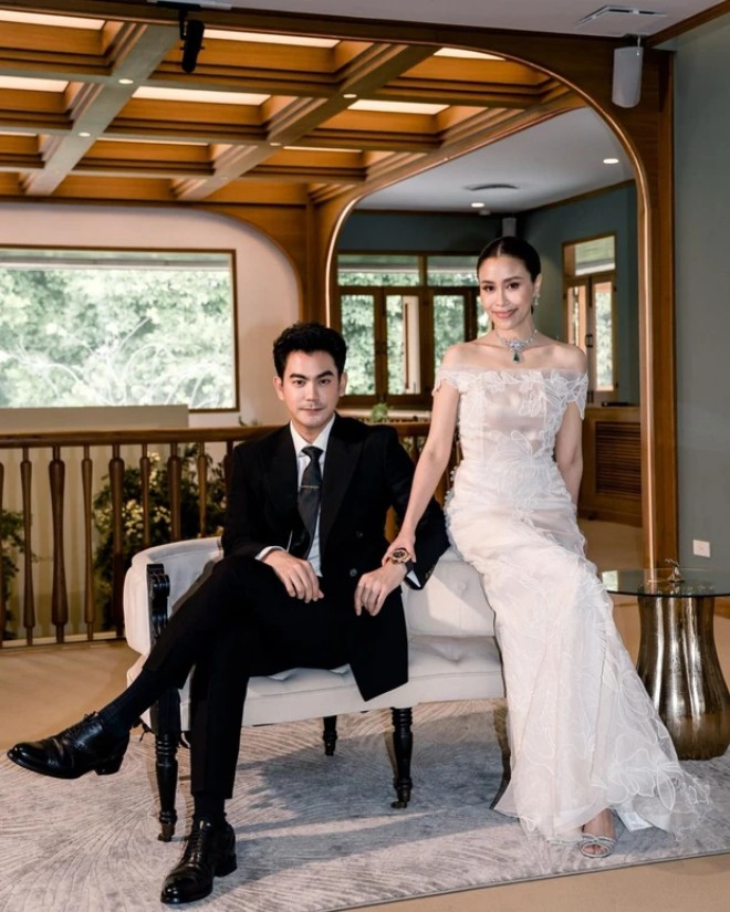 Anh kết hôn với nhà thiết kế thời trang Petch.