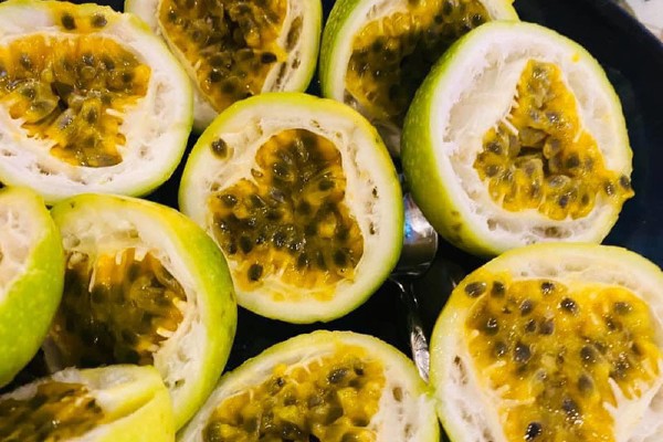 Chanh có vỏ vàng, vị ngọt đặc trưng khác hẳn chanh leo thông thường.