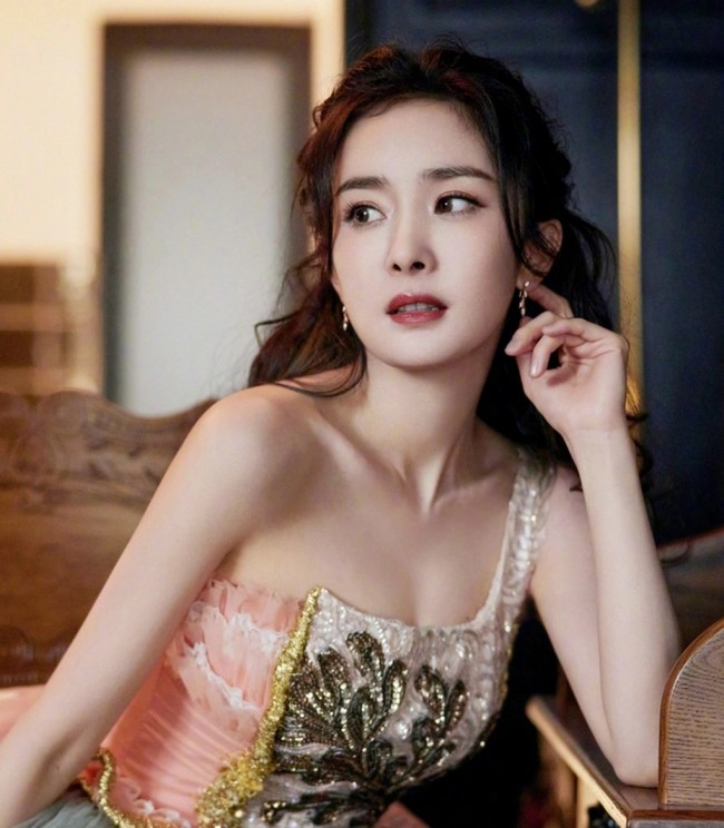 Thế gian vật đổi sao dời, duy chỉ có Dương Mịch vẫn nổi amp;#34;trường kỳamp;#34;, hễ ra phim là amp;#34;phấtamp;#34; - 1