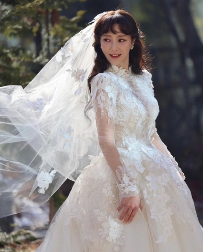 Ahn Hye Kyung vừa tham gia Same Bed, Different Dreams 2 - You Are My Destiny và chia sẻ về đám cưới tháng 9 vừa rồi.