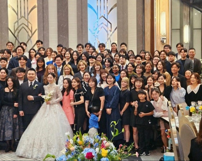 Dàn sao tới chúc mừng đám cưới của Ahn Hye Kyung.